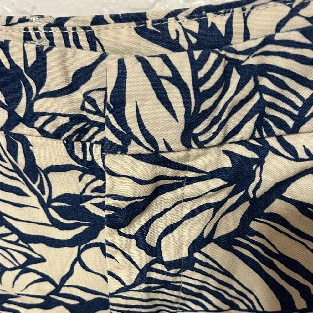 🚀Patagonia  Blue & white Leaf Print Shorts size 8 GUC